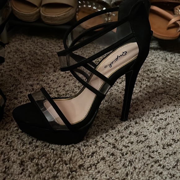 Black high heels - Picture 2 of 5